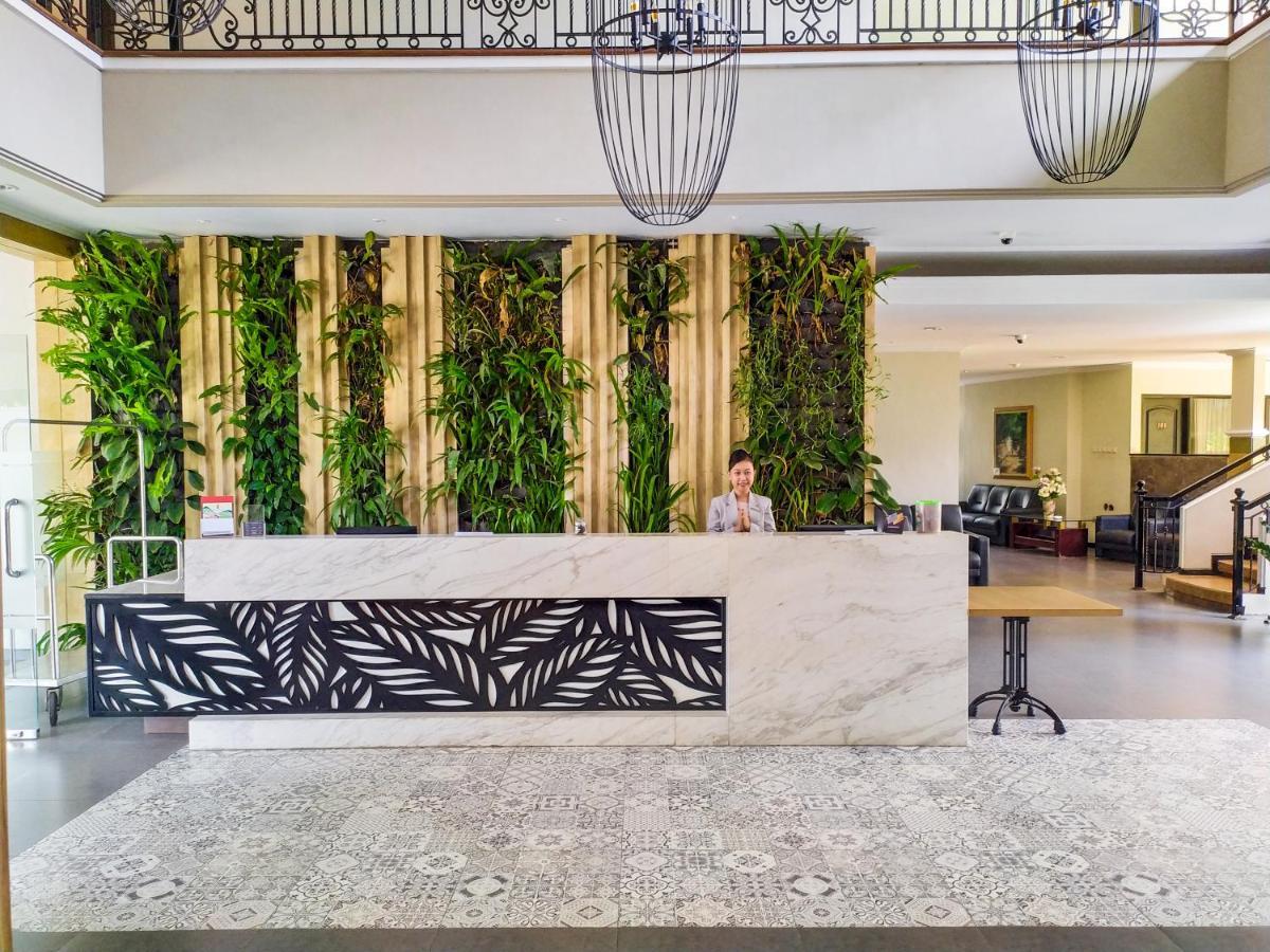Luminor Hotel Jember By Wh Ngoại thất bức ảnh