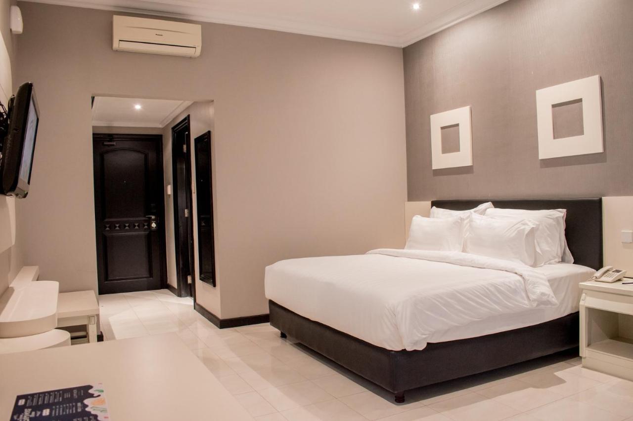 Luminor Hotel Jember By Wh Ngoại thất bức ảnh