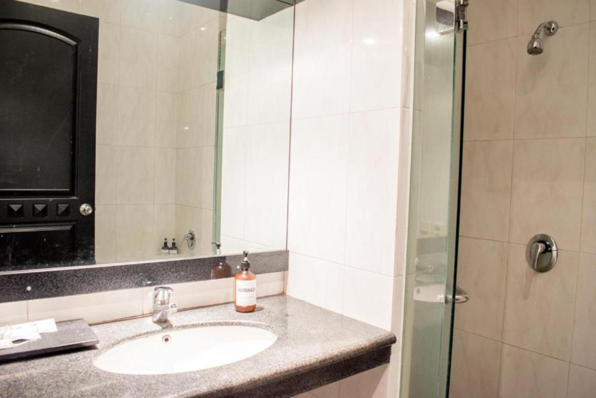 Luminor Hotel Jember By Wh Ngoại thất bức ảnh