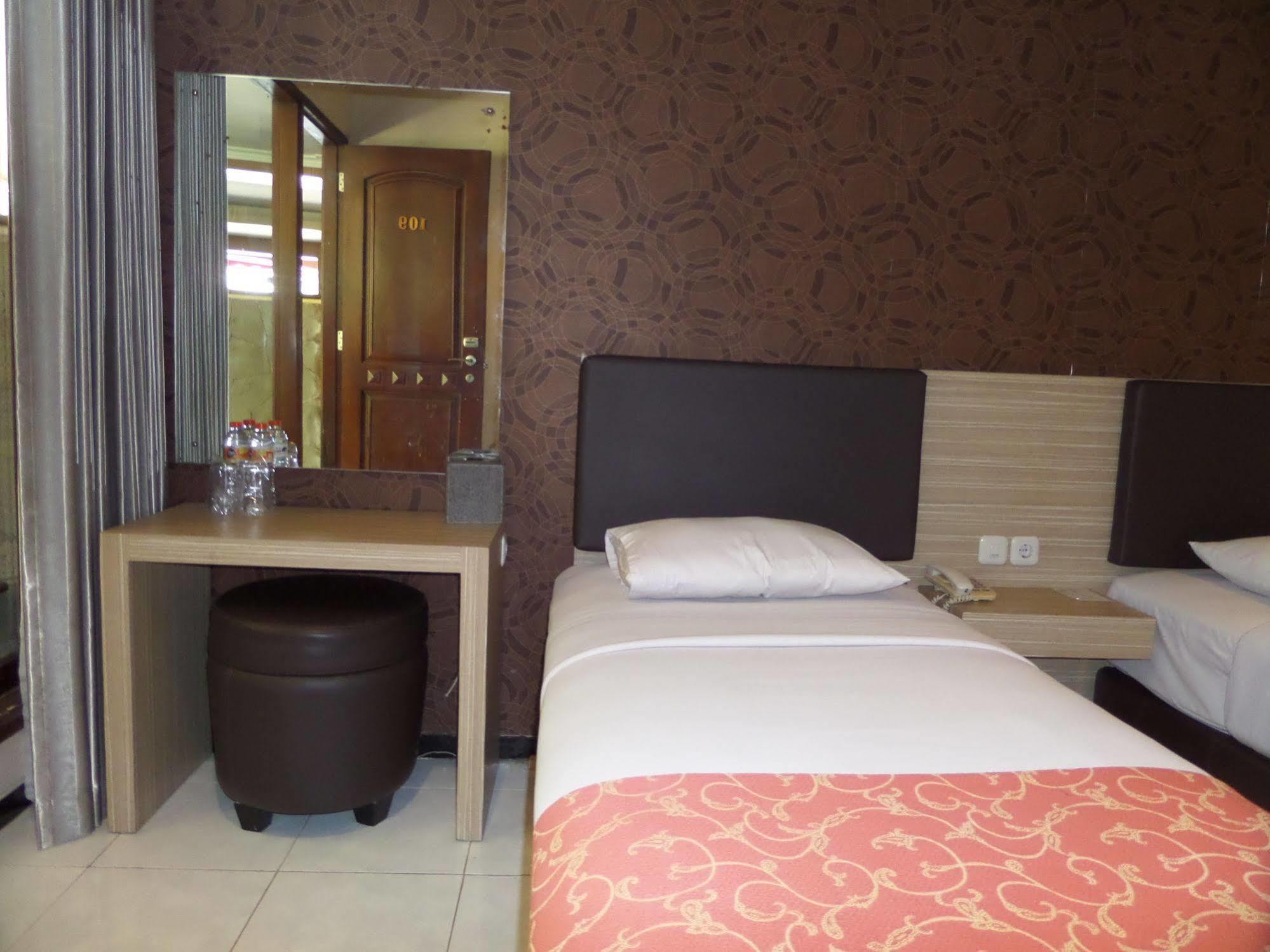 Luminor Hotel Jember By Wh Ngoại thất bức ảnh