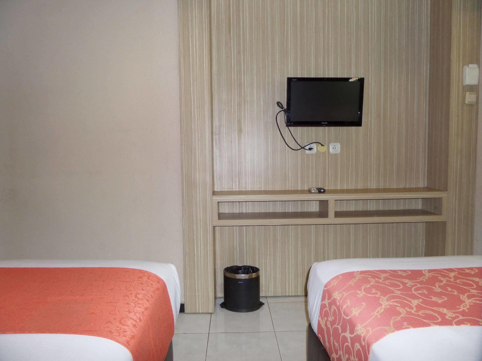 Luminor Hotel Jember By Wh Ngoại thất bức ảnh