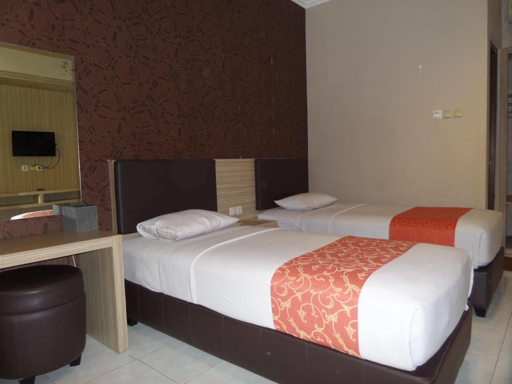 Luminor Hotel Jember By Wh Ngoại thất bức ảnh