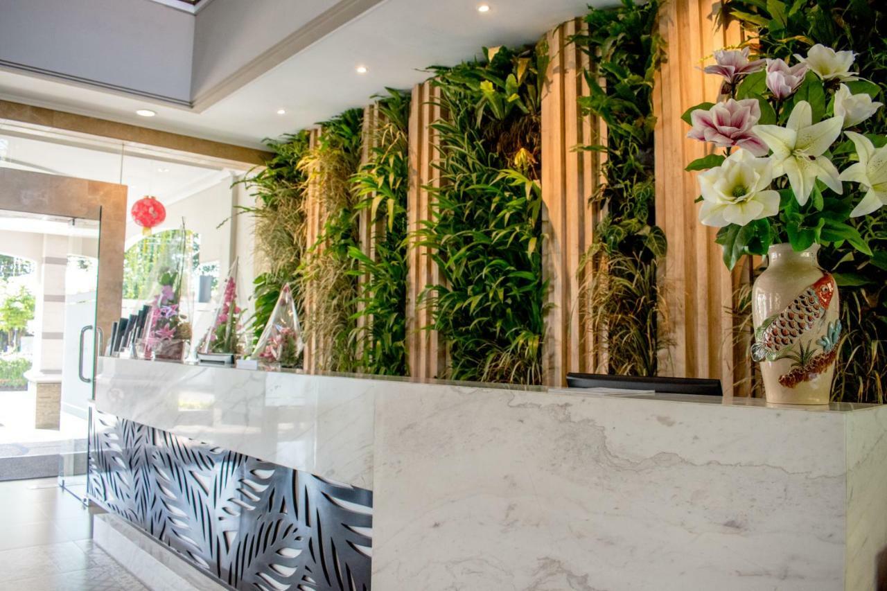 Luminor Hotel Jember By Wh Ngoại thất bức ảnh